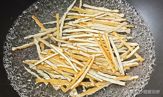 黄豆芽炒多久能熟，黄豆芽炒几分钟能熟（香干炒豆芽这道菜这么做）