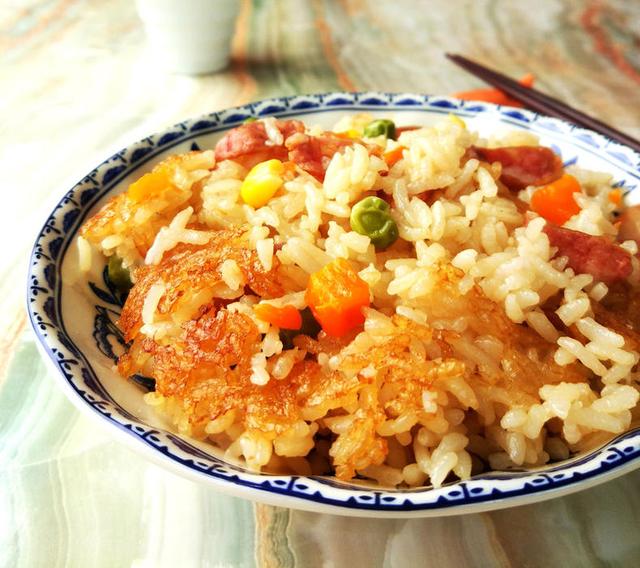胡萝卜焖饭步骤，萝卜焖米饭怎么做（好看好吃的胡萝卜焖饭）