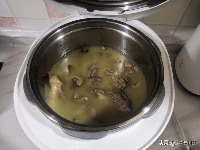 鹅肉怎么炖汤好吃，鹅肉怎么炖汤才好吃（最爱70岁老爸的传统做法）