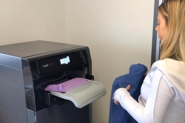 衣服怎么折，衣服怎么折纸 手工（衣服往机器里一扔就能自动分类叠好）