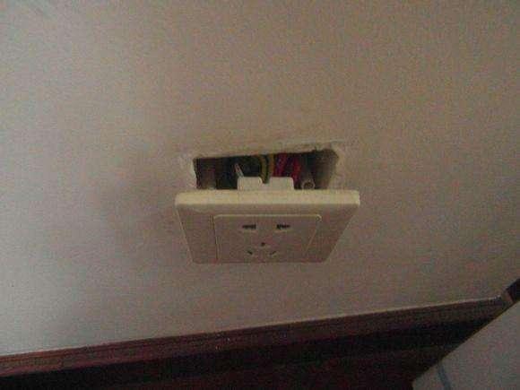 插座松了怎么办，五孔插座松了怎么办（自己固定省了找师傅）