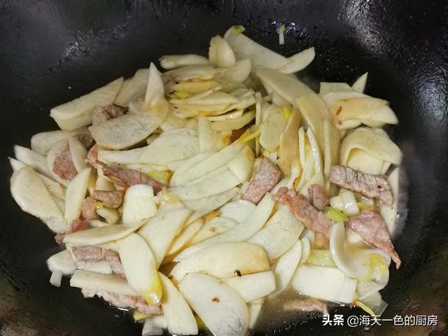 怎麼炒茭白,油燜茭白的家常做法(炒出來又嫩又滑又下飯)