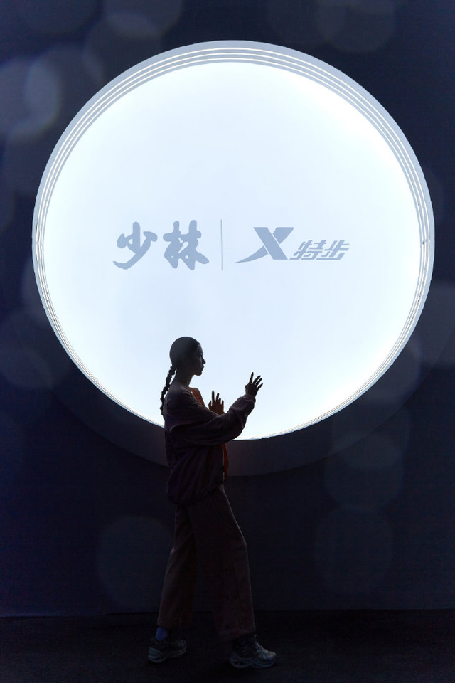 特步发布会中的PPT动画，特步广告语（新品融合中国元素获好评）