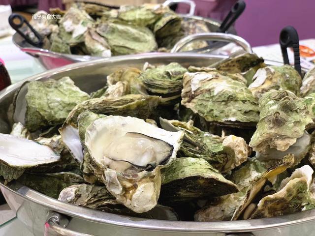 怎么挑选生蚝，怎么挑选生蚝罐头（挑到的生蚝个个鲜嫩肥美）