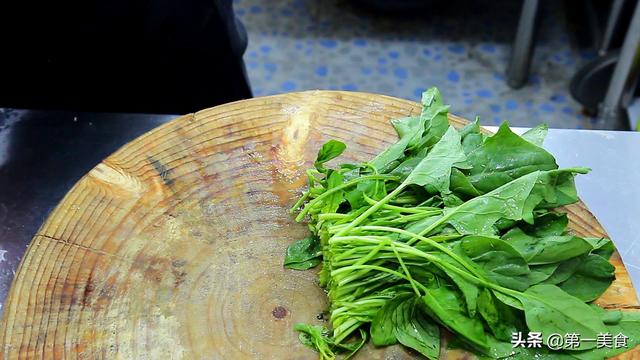 凉拌菜菠菜粉条做法大全，大厨把菠菜和粉丝拌在一起