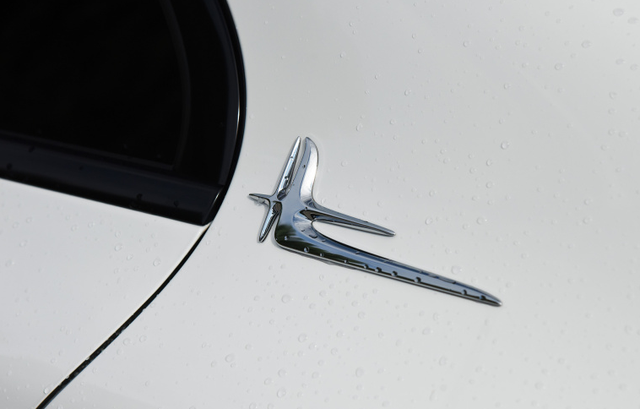 奔驰c和e的区别，奔驰c系和e系的区别（一招教你认出奔驰是什么级别）