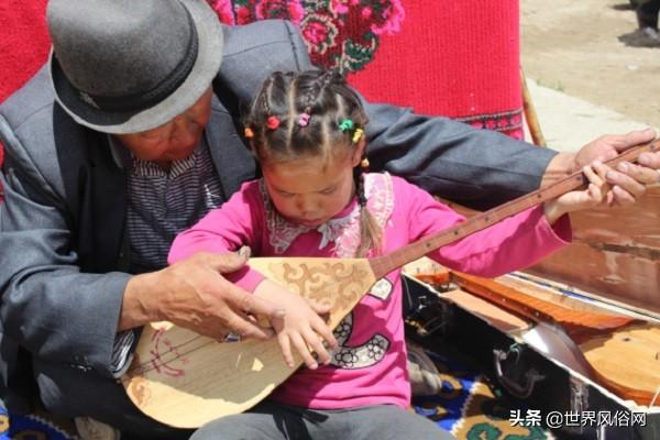 冬不拉是哪个民族的乐器，冬不拉是哪个民族的乐器哪个省（哈萨克族乐器冬不拉的传说）