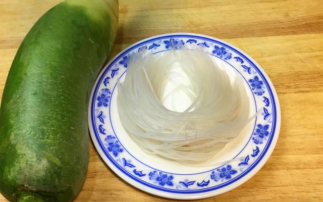 白萝卜炒粉条的做法，青萝卜炒粉条的做法（冬天要多吃萝卜）