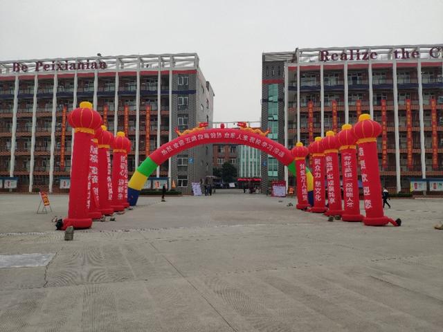 广西培贤国际职业学院，2022广西培贤国际职业学院在广西录取分数线及招生计划（广西培贤国际职业学院举行“万人培贤”暨开学典礼）