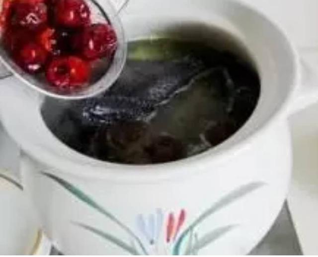 香菇乌鸡汤的做法，乌鸡汤 香菇（香菇乌鸡汤的做法功效）