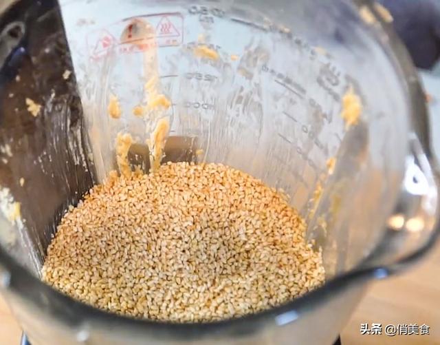 芝麻酱的做法简单自制，调芝麻酱最简单的方法（5块钱自己做一大瓶）