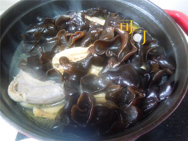笋干老鸭煲的做法，笋干老鸭煲的做法 最正宗的做法（买只老鸭加笋干和木耳一起炖着吃）