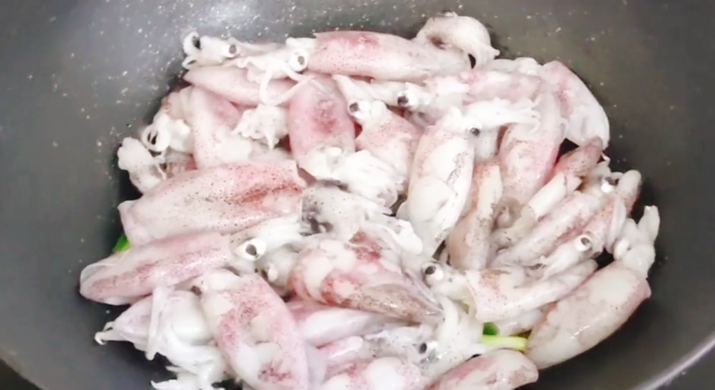 图片[4]-【香煎鱿鱼仔】做法步骤图 鲜香清脆又爽口 出锅就被抢光-起舞食谱网