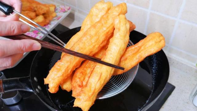 油条怎么样才能炸又酥又脆，用泡打粉和小苏打都不对