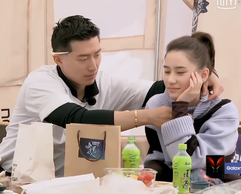 窦骁何超莲分手原因，何超莲窦骁分手是真的吗（其实人家的恩爱都藏在细节里）