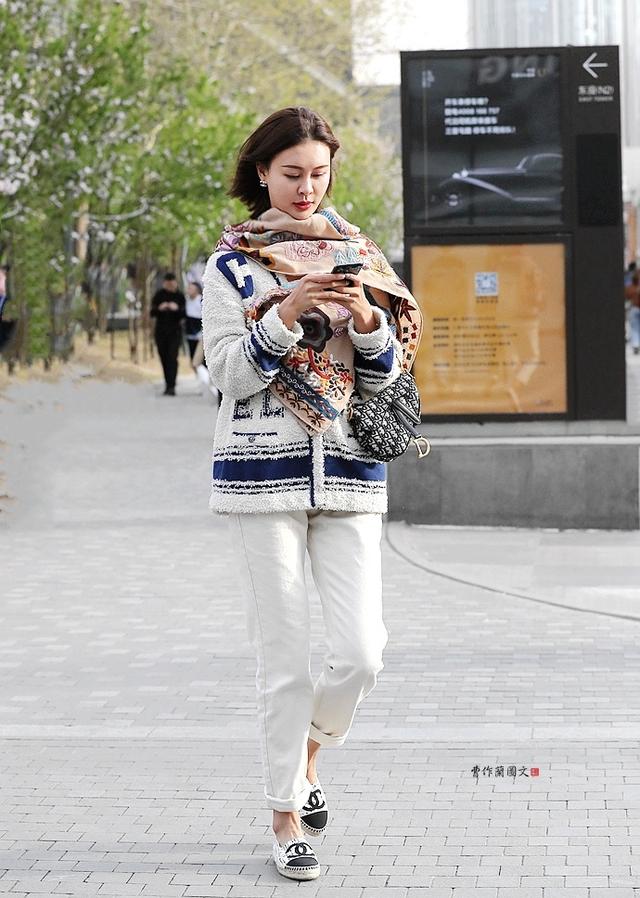 渔夫鞋怎么搭配衣服图片，米色鞋子怎么搭配（街拍：用渔夫鞋搭配秋装的美女）