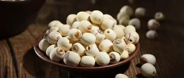 女人喝莲子心的好处，女人长期吃莲子的好处（煮粥、炖汤时记得放把它）