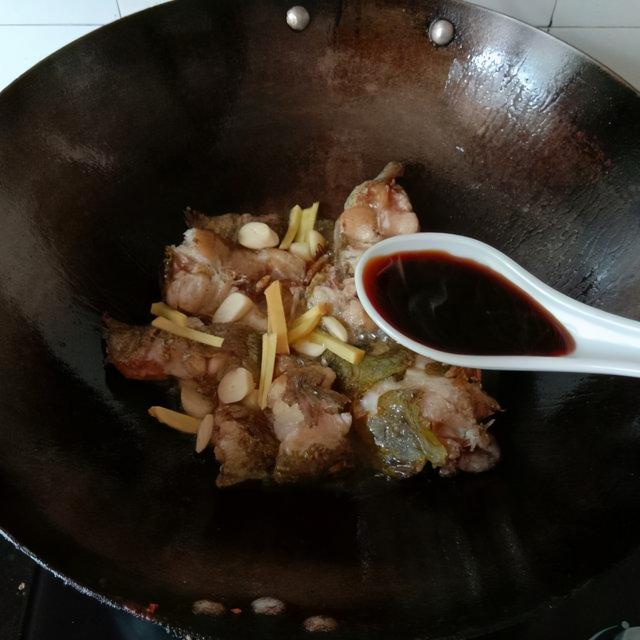 红烧鲶鱼的做法，红烧鲶鱼怎么做（红烧鲶鱼，肉质鲜嫩，鲜香入味）