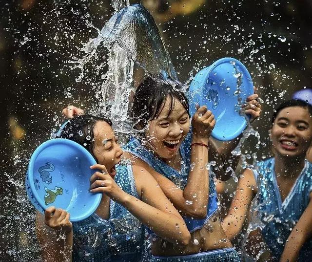 西双版纳傣族新年泼水，西双版纳风俗泼水节（版纳德宏万人泼水大PK）