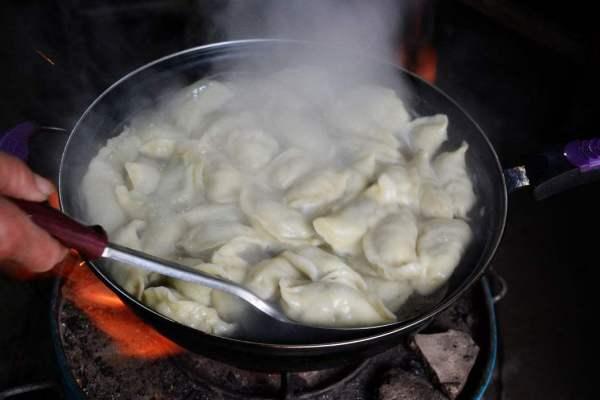 煮饺子用冷水还是热水，煮饺子用冷水还是热水多久（应该热水下锅还是冷水下锅）