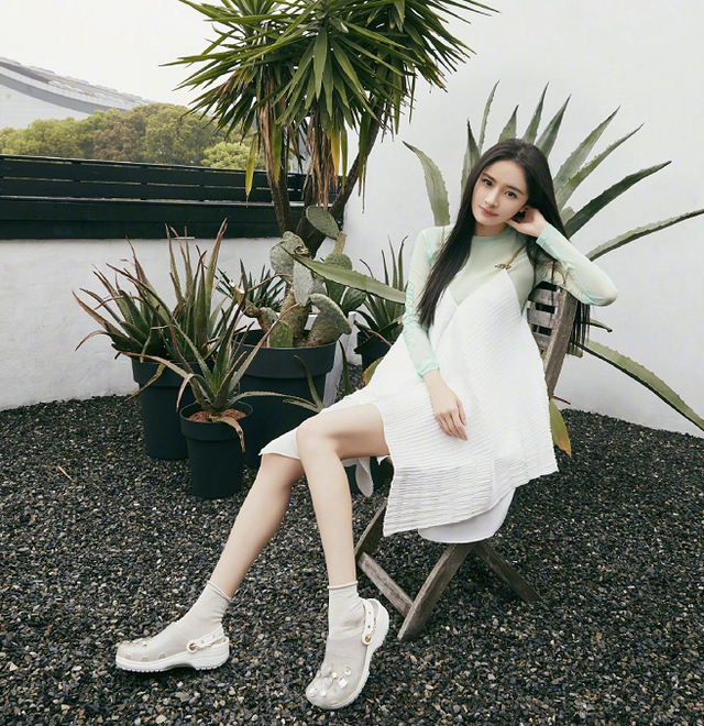 crocs属于什么档次鞋，crocs是什么鞋（时尚女王意外hold不住）