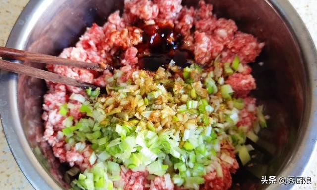 白菜肉馅包子怎么拌馅，大白菜馅包子的家常做法（记住老师傅的“2放2不放”）