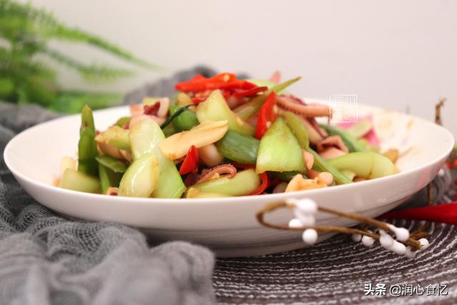 鱿鱼属于鱼类吗，鱿鱼不属于鱼类属于什么类（脆嫩爽口不弹牙）