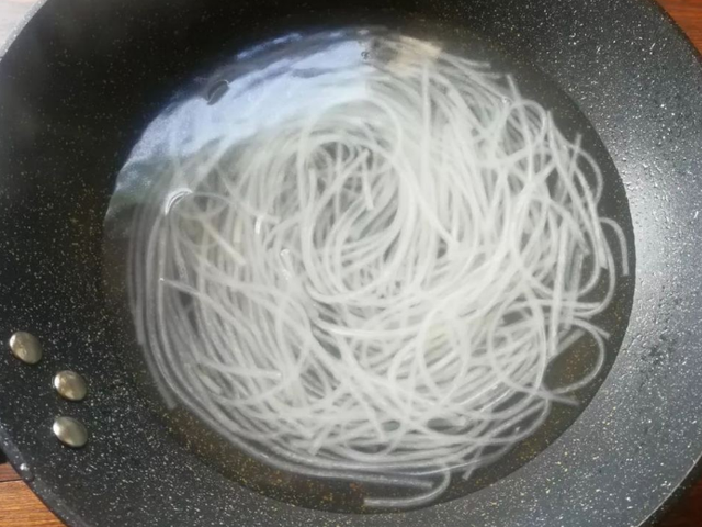 炒粉条怎么做才好吃又简单又好学，不要泡软就下锅炒