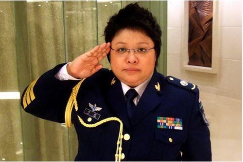 上将闫肃:空政原歌舞团编导室一级编剧阎肃的公开履历显示,生于1930年