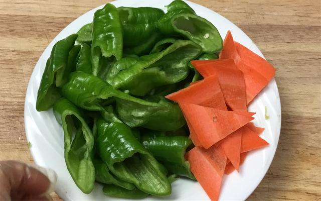 螺絲椒怎麼做好吃,醃製辣椒怎麼醃又脆又好吃視頻(螺絲椒這樣做太好吃