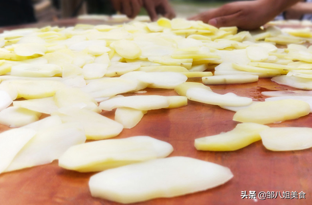 土豆干怎么晒，土豆片怎么晒干才好吃（末伏多晒些土豆干）