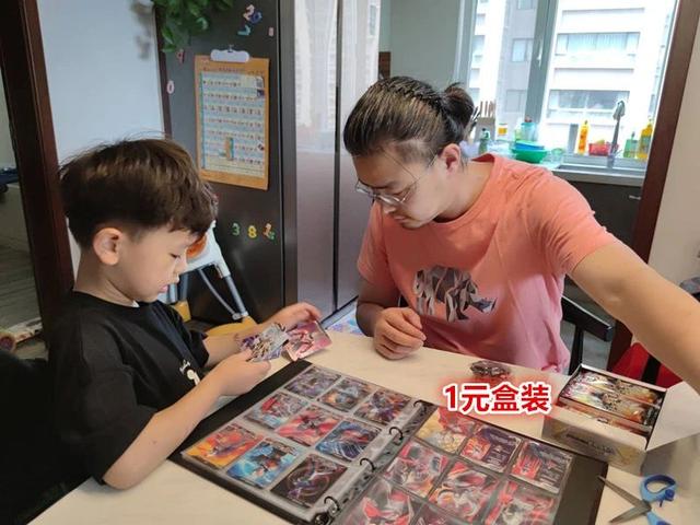 一元奥特曼卡包必出蓝gp技巧，一元包怎么抽蓝GP（老子跟儿子一起组团氪金可还行）