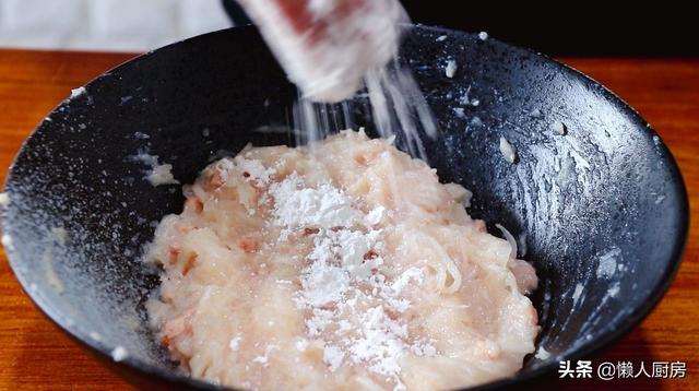 水煮丸子的做法猪肉丸子，丸子汤怎么做好吃又简单（鸡脯肉做丸子吃着太柴）