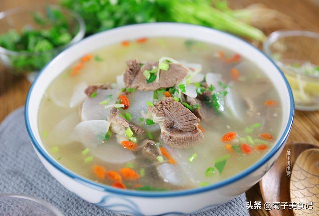 白萝卜正宗炖羊肉汤，搭配白萝卜和枸杞
