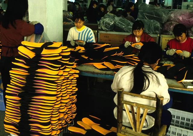 莆田的亚瑟士和正品区别，莆田鞋和正品的区别是什么（揭秘鞋厂低成本鞋去向）