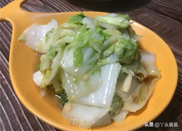 如何做素炒大白菜，怎么素炒大白菜好吃（素炒大白菜时）