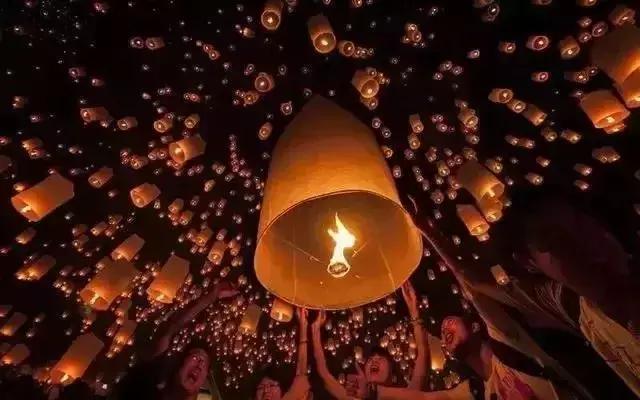 西双版纳傣族新年泼水，西双版纳风俗泼水节（版纳德宏万人泼水大PK）