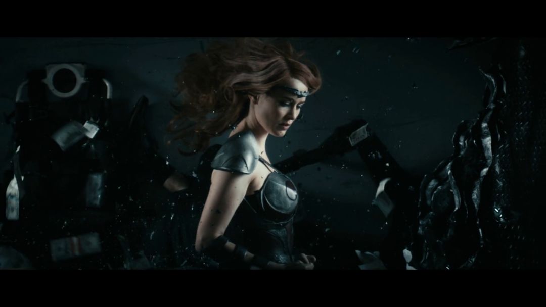 撞上一场打劫,就在他们命悬一线的时候,神奇女侠,哦不,女王梅芙出现