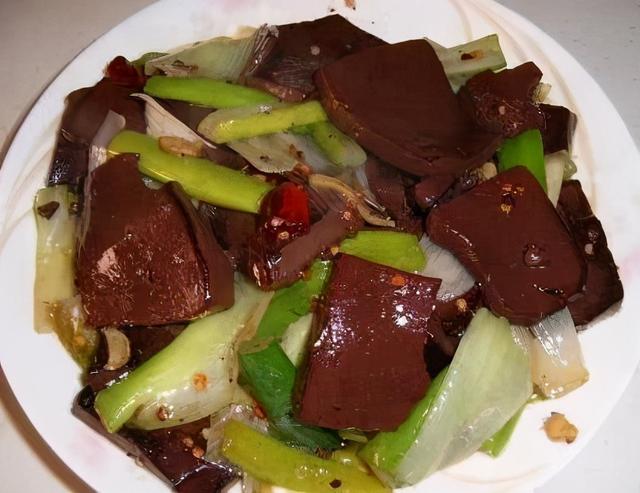 红烧培根金针菇的做法，烧烤培根金针菇的做法（每次做家人都说很好吃）