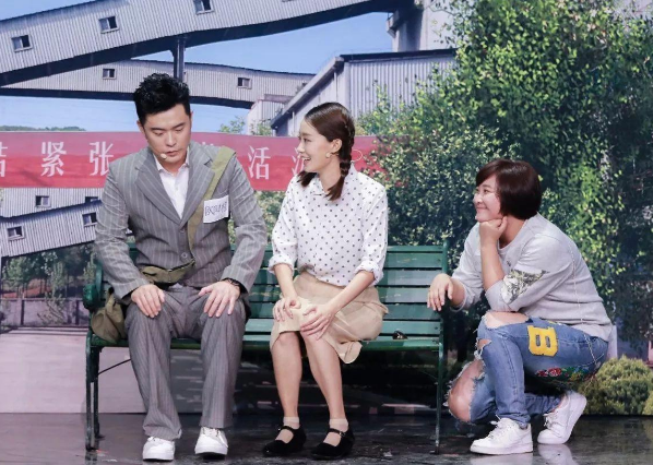 冯巩贾玲演的电影叫什么名字，贾玲和冯巩演的电视剧（李焕英》背后的悲伤故事）