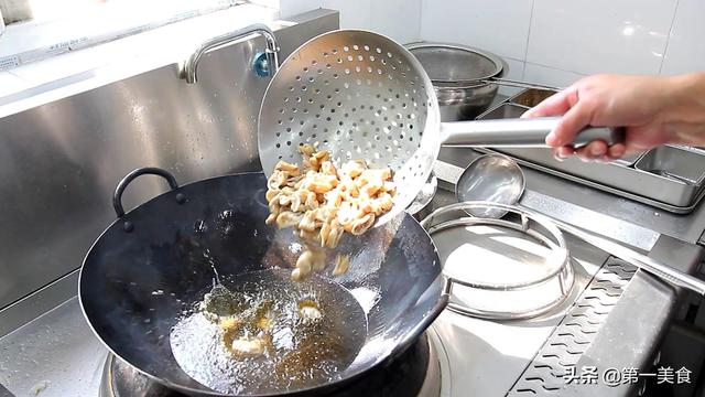 干锅肥肠，干锅肥肠的做法 视频（厨师长教你做“干锅肥肠”）