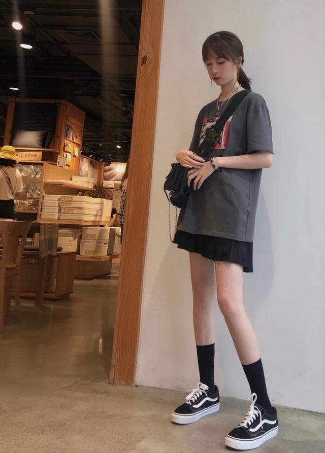 百褶裙的10种搭配方法，百褶裙子怎么搭配（怪不得女生总爱穿百褶裙）