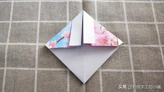 最简单的雨伞折纸方法图解，折纸教程：带爱心的小花伞
