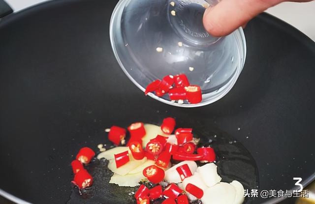 鱼头酸汤怎么做，鱼头酸辣汤的做法（这样做的酸菜鱼头汤）