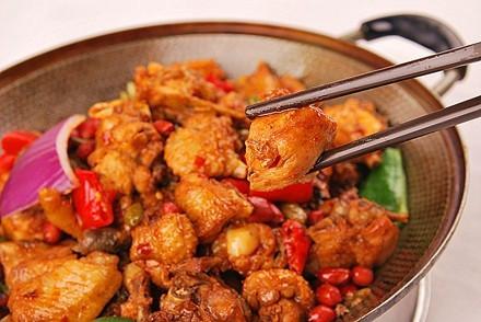 川菜干锅鸡的做法，川味干锅鸡怎么做最好吃（苗家干锅鸡配方及制作方法）