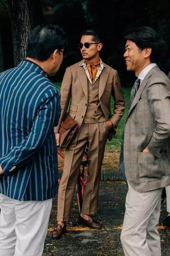 男士丝巾打法，男士方巾丝巾的系法（关于男士丝巾和它的系法）