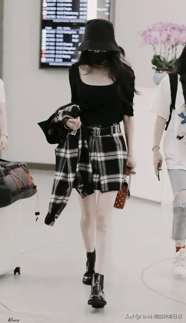 冬季修身打底裙怎么搭配好看，秋冬打底裙搭配图片女（黑色修身打底搭配黑白格纹裙特别减龄）