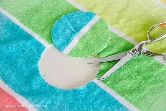 毛巾帽子折叠方法，毛巾折浴帽的简单叠法（教你巧变改造实用的连帽浴袍）