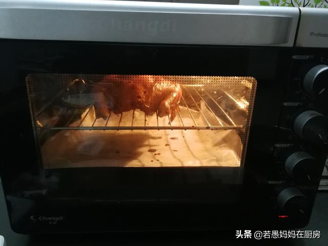 烤鸡用烤箱怎么烤 烤箱烤鸡的制作方法，烤鸡用烤箱怎么烤（儿子说烤一个不够解馋）
