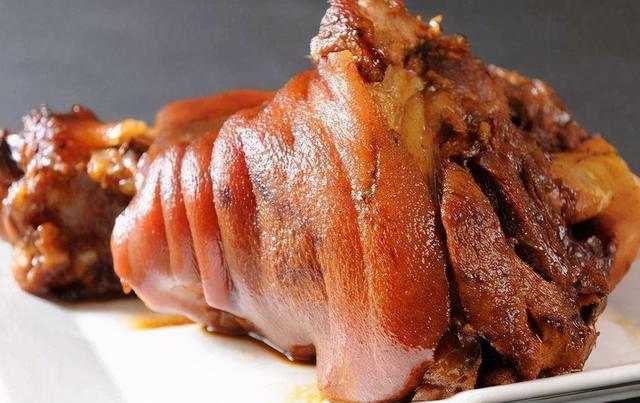 扒肘子的做法,东北扒肘子的做法(鲁菜经典名菜红扒肘子)